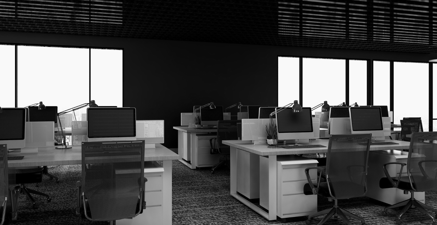 Leere Arbeitsplätze mit Computern und Bürostühlen in einem Großraumbüro